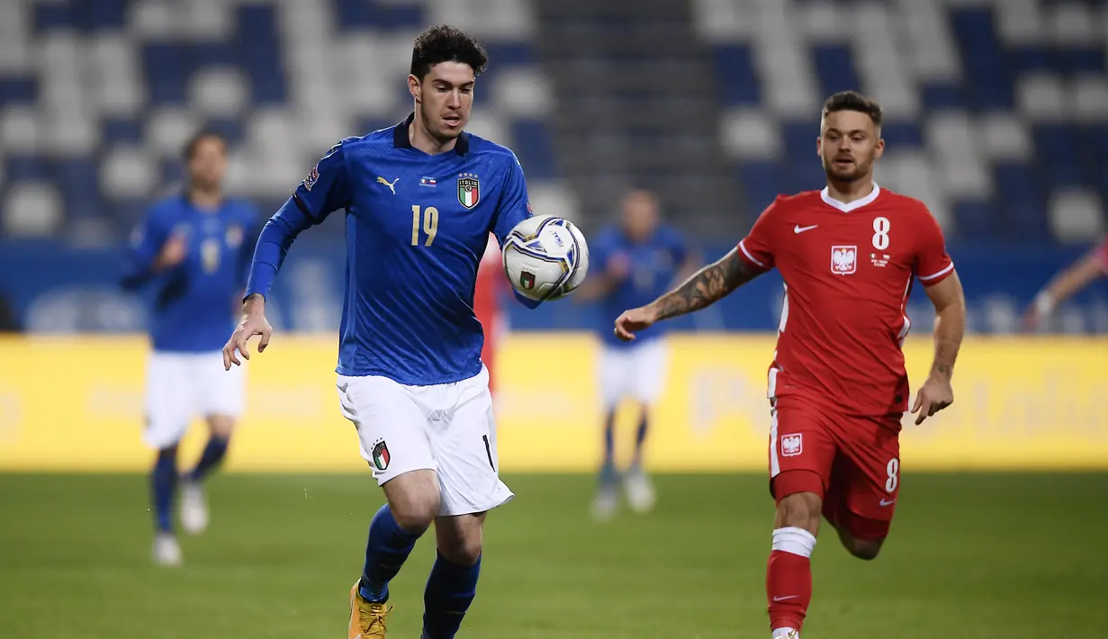 Bek Italia, Alessandro Bastoni berusaha mengontrol bola dari kawalan pemain Polandia, Karol Linetty pada pertandingan UEFA Nations League di Stadion Mapei, di Reggio Emilia, Italia, Minggu (15/11/2020). Italia menang atas Polandia 2-0. (Fabio Ferrari/LaPresse via AP)