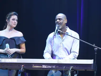 Kolaborasi dua solois bersuara emas, Brian McKnight dan Raisa dalam gelaran konser "The 90s Soul Ace" di kawasan Kasablanka, Jakarta, Kamis (8/12). Keduanya menyanyikan One Last Cry, lagu Brian yang hit di dunia tahun 1992. (Liputan6.com/Herman Zakharia)