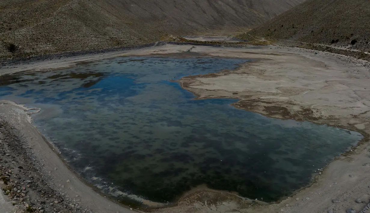 Foto udara memperlihatkan kondisi bendungan San Ildefonso yang memasok air ke beberapa lingkungan di kota Potosi, Bolivia pada tanggal 6 November 2023. (WILLIAM WROBLEWSKI/AFP)