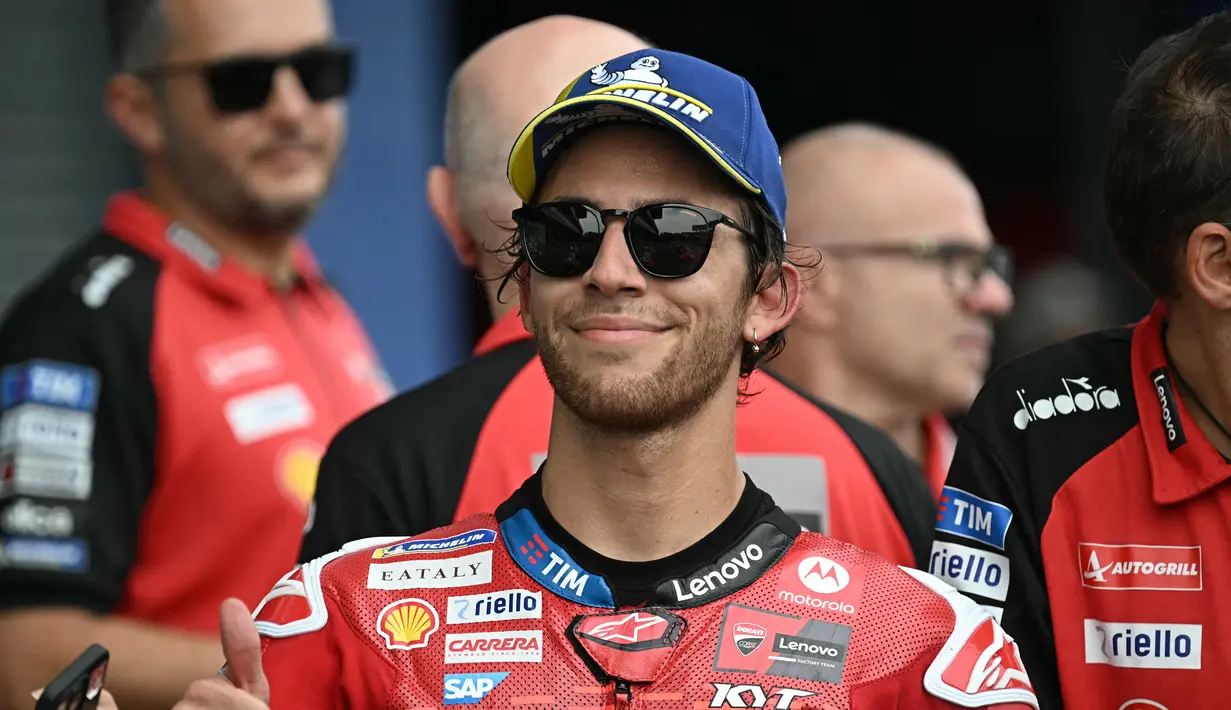Enea Bastianini—rekan setim Francesco Bagnaia—menempati posisi kedua hasil kualifikasi MotoGP Thailand 2024. (Lillian SUWANRUMPHA/AFP)