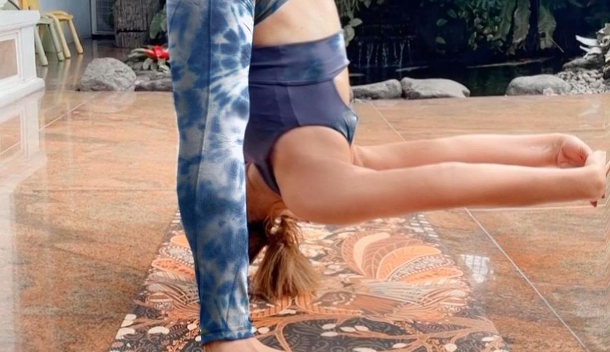 Tak hanya itu, setiap kali wanita 43 tahun melakukan Yoga, ia sering memamerkan gerakan yang cukup ekstrim. Kali ini tubuhnya bak karet yang lentur. (Liputan6.com/IG/@inul.d).