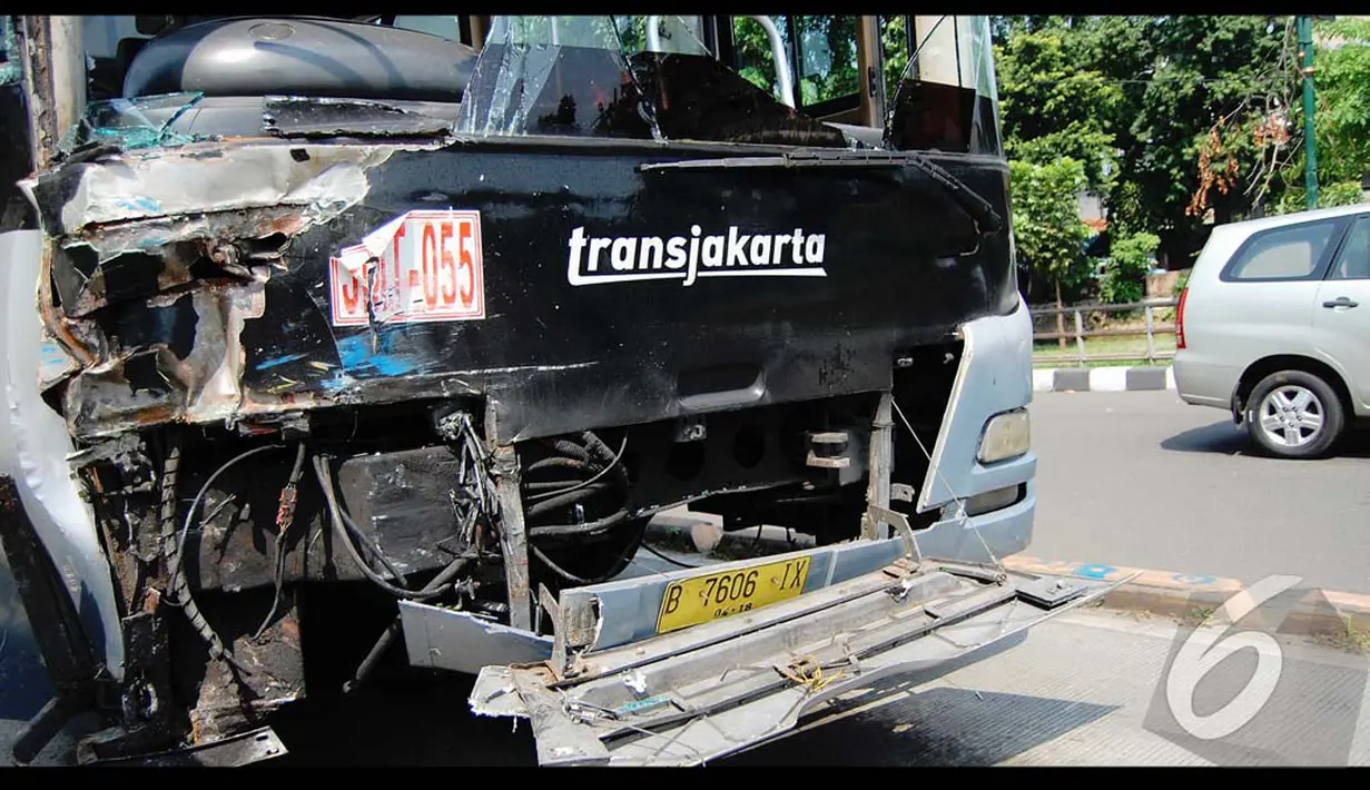 Akibat tabrakan ini, bus ‎Kopami yang berwarna biru itu ringsek di bagian kanan. Sedangkan busway hancur di bagian depan, Jakarta, Rabu (30/7/2014) (Liputan6.com/Faizal Fanani)