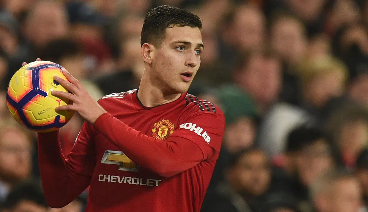 Diogo Dalot merupakan pemain rekrutan Setan Merah era kepelatihan Jose Mourinho. Sempat dipinjamkan ke AC Milan, hingga saat ini dirinya masih kesulitan mendapatkan tempat bermain secara reguler. Ia tercatat tampil 36 pertandingan dengan satu gol dan tiga assist. (Foto: AFP/Oli Scarff)