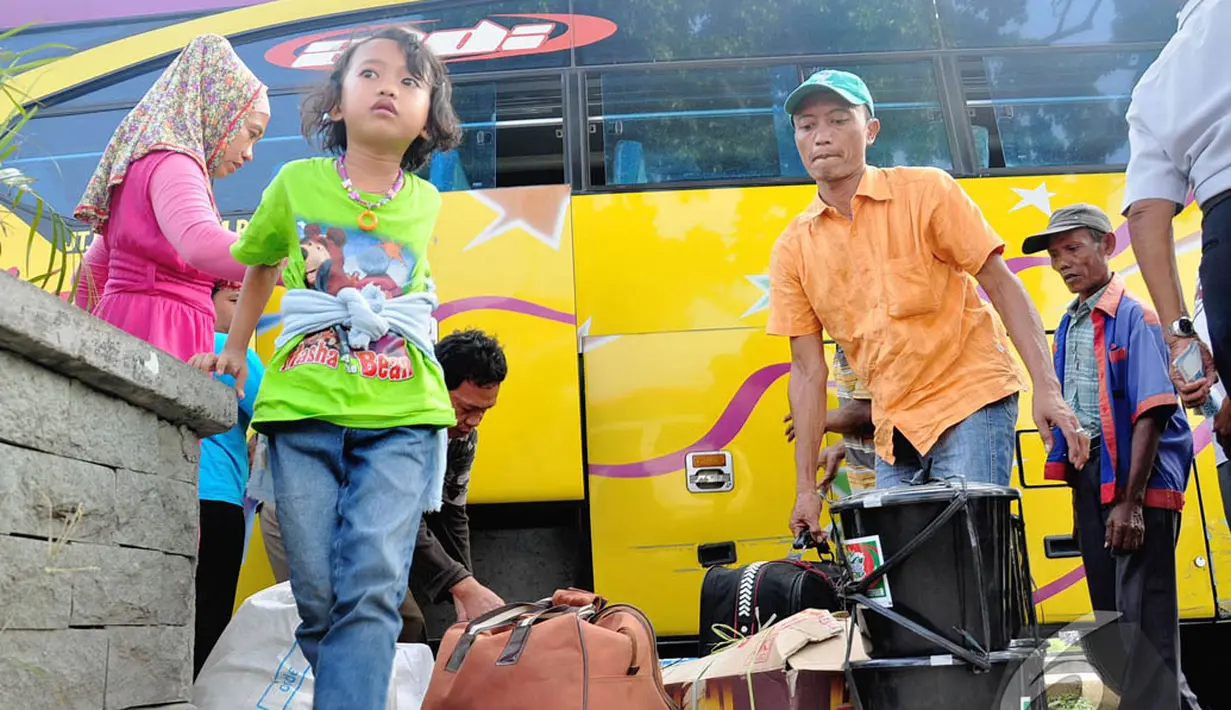 Para pemudik membawa barang bawaannya setibanya di Terminal Pulogadung, Jakarta, Jumat (1/8/14). (Liputan6.com/Faizal Fanani)
