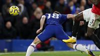 Gol pemain Chelsea, Olivier Giroud, tak disahkan VAR saat melawan Manchester United pada lanjutan Premier League di Stamford Bridge, Selasa (18/2/2020). (AFP/Adrian Dennis)