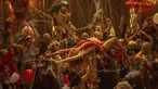 Margot Robbie (tengah) dalam sebuah adegan film ‘Babylon’. Margot berperan sebagai Nellie LaRoy, ikon Hollywood 1920-an yang karirnya melesat tajam. (Scott Garfield/Paramount via AP)