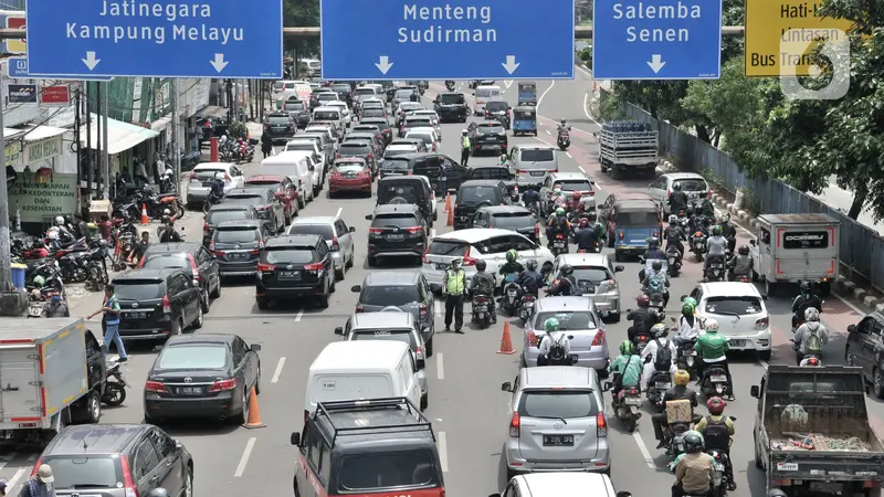 Kemacetan Akibat Parkiran Pasar Pramuka Membeludak