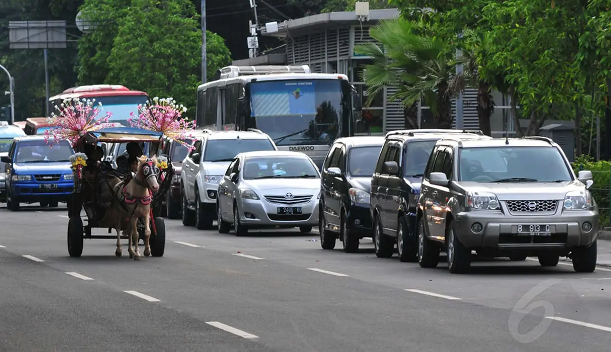 Sejumlah wisatawan terpaksa menggunakan bahu jalan yang ada di sekitar Tugu Monas, Jakarta, untuk memarkir kendaraannya, (30/7/2014). (Liputan6.com/Johan Tallo) 