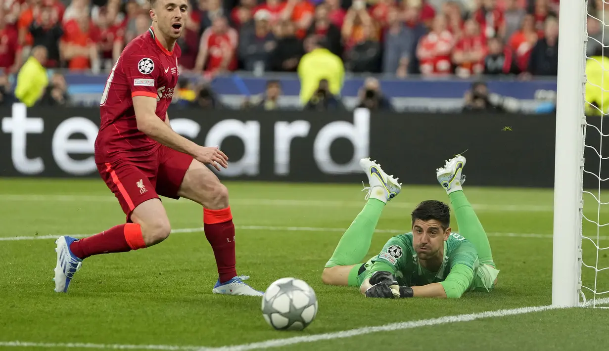 Kiper Real Madrid, Thibaut Courtois, (kanan) melakukan penyelamatan atas pemain Liverpool, Diogo Jota saat laga final Liga Champions antara Liverpool melawan Real Madrid yang berlangsung di Stade de France, Saint Denis, Sabtu, 28 Mei 2022 waktu setempat. (AP/Christophe Ena)