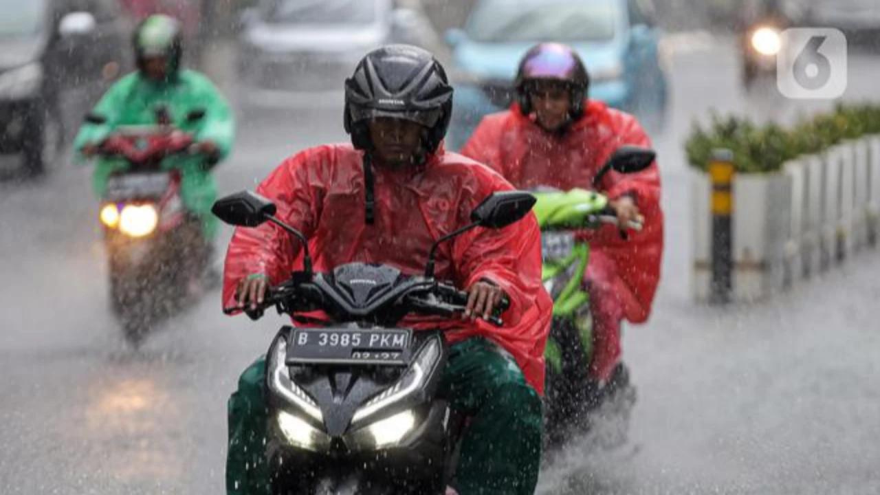 Hari Ini Senin, BMKG Peringatkan Hujan Lebat Disertai Petir di Sejumlah Kota Besar