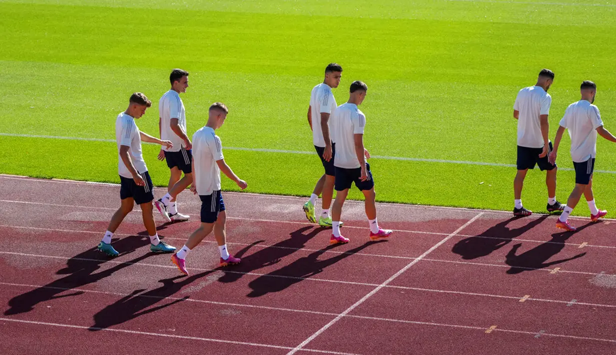 Para pemain Spanyol tiba untuk sesi latihan tim di Las Rozas, Madrid, Spanyol, Senin (5/7/2021). Spanyol akan bermain melawan Italia pada pertandiangan semifinal Euro 2020. (AP Photo/Manu Fernandez)