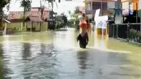 Ratusan rumah di Kota Sampang terendam banjir.