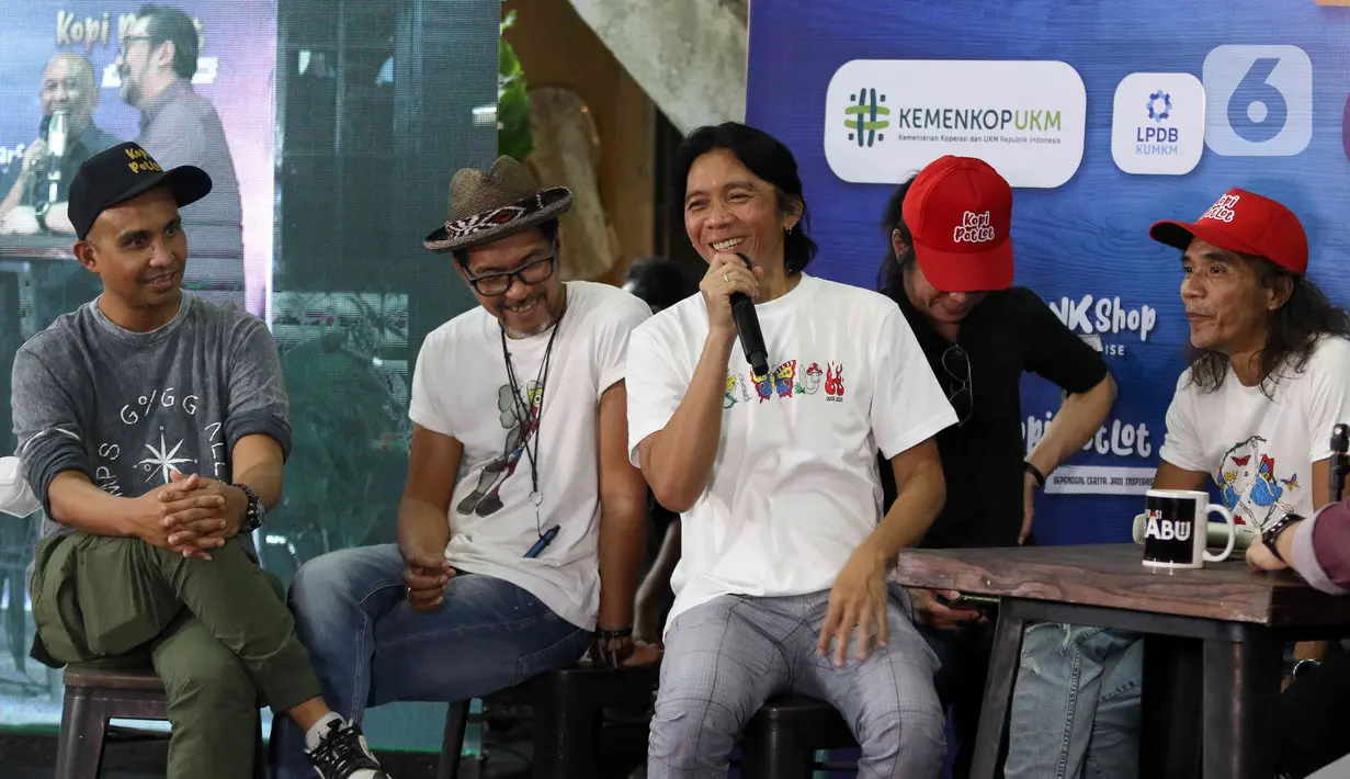 Drummer grup band Slank Bimbim (tengah) bersama personel lainnya saat peluncuran Slankops di Basecamp Slank, Jakarta, Selasa (19/7/2022). Slankops diluncurkan sebagai bentuk kepedulian dan dedikasi personelnya untuk memberdayakan generasi muda yang utamanya para Slanker dan wadah berproses menjadi wirausaha mandiri serta tangguh. (Liputan6.com/Herman Zakharia)