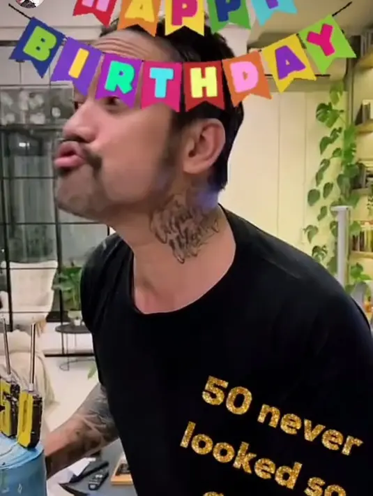 Bintang sinetron itu juga memuji sang suami. "Still Fabulous at 50 , not everyone looks this good at fifty….😍, I love you bab..," tutup Mieke Amalia. [Instagram/mieke_amalia]