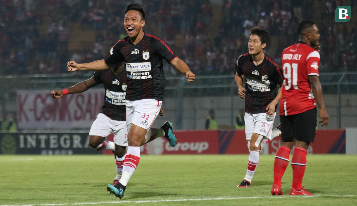 Muhammad Tahir. Gelandang tengah Persipura Jayapura berusia 27 tahun ini juga merupakan hasil binaan dari tim Persipura yunior. Saat ini ia memiliki nilai pasar senilai 175 ribu euro atau setara 2,9 miliar rupiah setelah sebelumnya mencapai 200 ribu euro. (Foto: Bola.com/Aditya Wany)