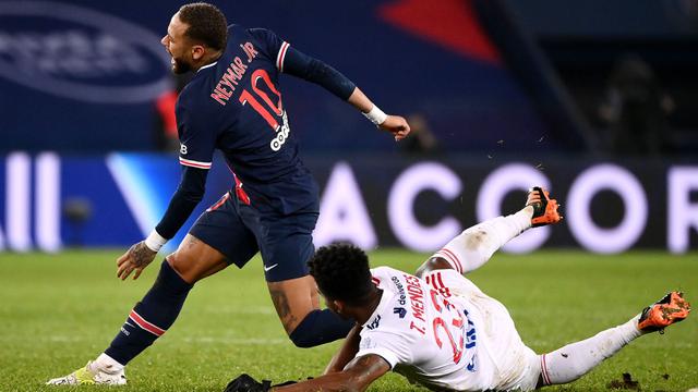 FOTO: Melihat Tekel Horor yang Membuat Neymar Cedera Lagi