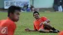 Penyerang Persija, Bambang Pamungkas melakukan pendinginan usai latihan di Markas Yon Zikon 14, Jakarta, Senin (24/8/2015). Persija kembali berlatih untuk menghadapi turnamen Piala Presiden 2015. (Liputan6.com/Helmi Fithriansyah)