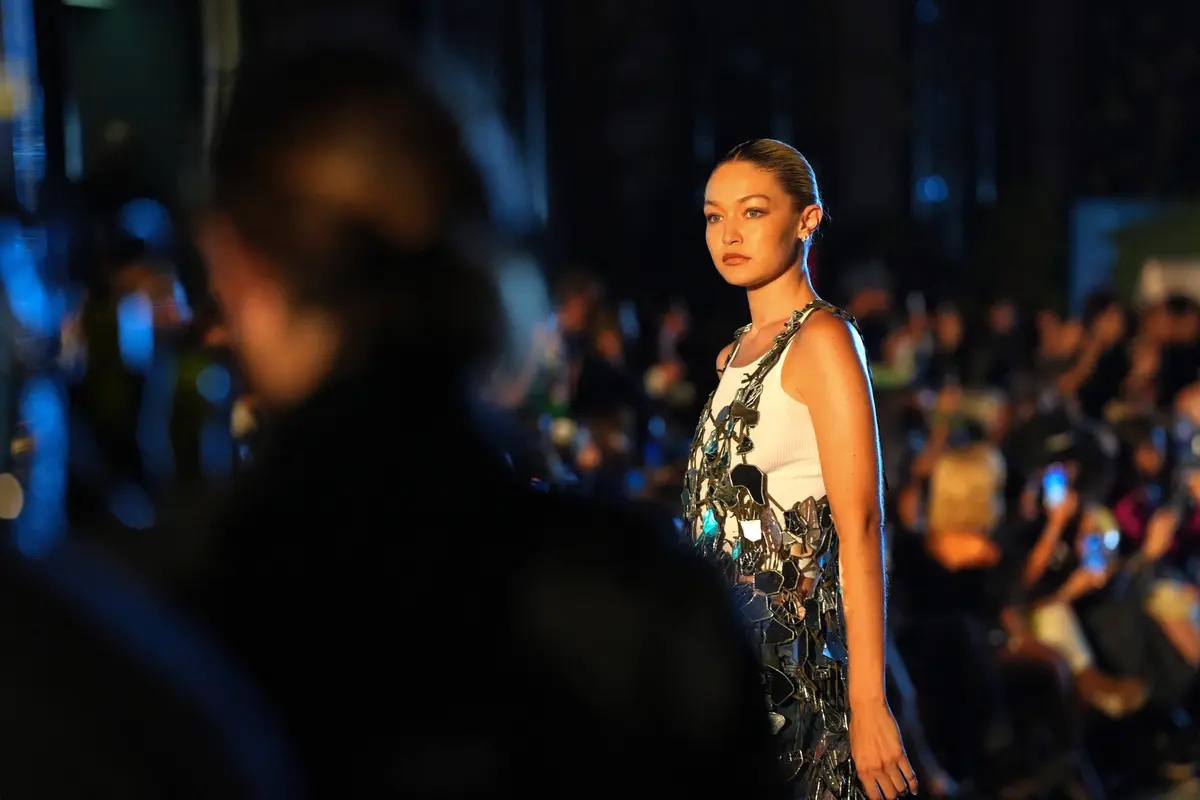 Gaya Gigi Hadid yang Curi Perhatian di New York Fashion Week 2022