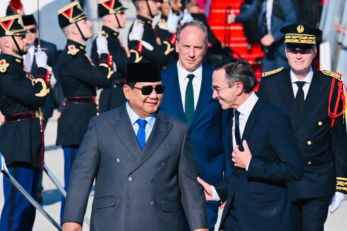 Presiden Republik Indonesia, Prabowo Subianto, tiba di Paris pada Minggu, 13 Juli 2025, pukul 18.35 waktu setempat, setelah menempuh penerbangan dari Brussel. Prabowo disambut secara resmi oleh Menteri Dalam Negeri Prancis Bruno Retailleau.