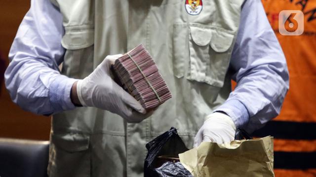 KPK Tunjukkan Barang Bukti Penahanan Hakim Itong Isnaeni Hidayat