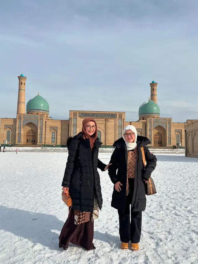 6 Potret Desy Ratnasari Liburan Bareng Anak di Uzbekistan, Kompak Banget
