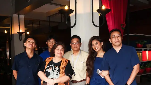 Marion Jola Rayakan Natal Bersama Keluarga dan Kekasih di Kupang dengan gaya elegan. [@lalamarionmj]