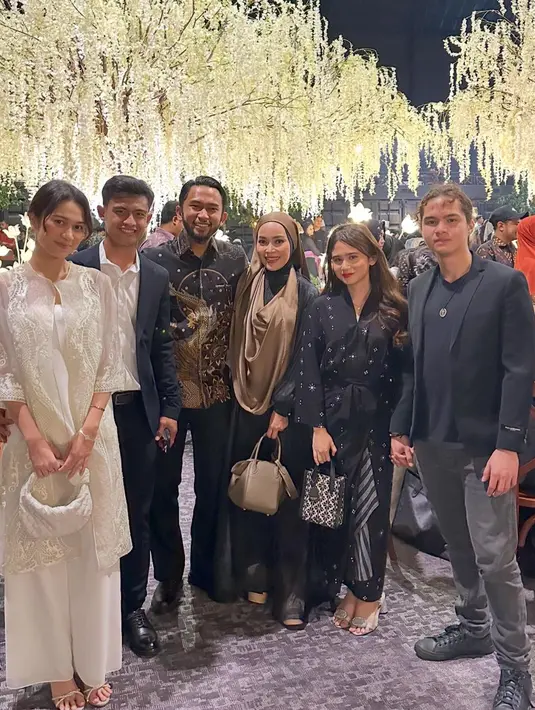 Pasangan selebriti yang kerap mencuri perhatian Pratama Arhan hadir bersama istri tercinta Aizah Salsha. Dan masih banyak lagi teman selebriti yang hadir, diantaranya Inneke Koesherawaty, Vina Panduwinata, Ratu Anandita, Mario Irwinsyah, Fitri Salhuteru, Venycha, Dian Ayu Lestari dan suami, Nathalie Sarah, Agus Kuncoro dan istri, Amelia Natadipura dan masih banyak lagi. [Instagram/tissabiani]