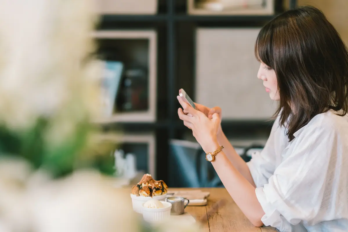 perempuan dan april memikirkan seseorang