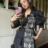 Gista Putri, istri wishnutama hadirkan ragam tampilan yang menyematkan rasa cintanya dengan budaya Indonesia dengan sentuhan kain-kain khas dalam ragam busana. [Foto: Instagram/ Gista Putri]