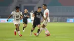 Egy Maulana Vikri dengan mudah melewati dari kepungan Firza Andika dan Rizky Ridho dalam laga pekan ke-22 BRI Liga 1 2024/2025 Dewa United vs Persija Jakarta di Stadion Pakansari, Sabtu (8/2/2025). (Bola.com/Abdul Aziz)