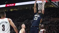 Anthony Davis melakukan dunk saat Pelicans mempermalukan Blazers di gim pertama play-off NBA (AP)