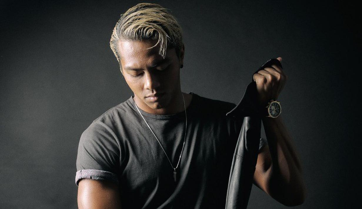 Perenang nasional Indonesia, I Gede Siman Sudartawa, saat melakukan sesi foto bersama Bola.com di Gedung KMK Online, Jakarta, Senin (31/10/2016). (Bola.com/Peksi Cahyo)