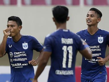 Gelandang PSIS Semarang, Fandi Eko Utomo (kiri) melakukan selebrasi usai mencetak gol kedua ke gawang Persikabo 1973 dalam laga matchday ke-2 Grup A Piala Menpora 2021 di Stadion Manahan, Solo, Kamis (25/3/2021). (Bola.com/Arief Bagus)