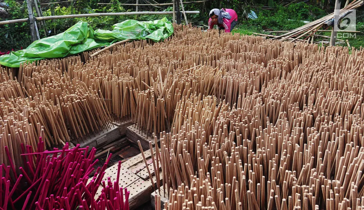 Pekerja menjemur hio yang di produksi di Tangerang, Banten, Rabu (7/2). Jelang perayaan imlek pembuat hio mulai kebanjiran pesanan untuk memenuhi kebutuhan kelenteng dengan harga berkisar 12 hingga 16 ribu tergantung ukuran. (Liputan6.com/Angga Yuniar)