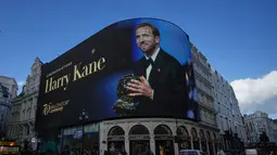 Foto pesepak bola Inggris, Harry Kane, pemenang Ballon d&rsquo;Or, ditampilkan pada layar besar di kawasan Piccadilly Circus, London, Inggris, Selasa (27/10/2026). (AP Photo/Alastair Grant)
