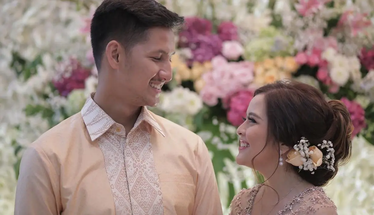 Tasya Kamila dan Randi Bachtiar telah berpacaran selama lima tahun. Setelah Tasya menyelesaikan pendidikan S2 nya di luar negeri, tak lama dirinya langsung dilamar sang kekasih. (Instagram/tasyakamila)