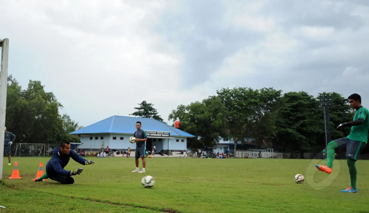 Dua penjaga gawang timnas U22 Indonesia, Ravi Murdianto (kiri) dan Teguh Amiruddin (kanan) saat mengikuti sesi latihan di Lapangan Sutasoma, Halim Perdanakusuma, Jakarta, Selasa (3/3/2015). (Liputan6.com/Helmi Fithriansyah) 