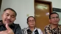 Kamaruddin Simanjuntak dan kedua orangtua Brigadir J (Foto: YouTube)