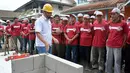 Instruktur memberi pelatihan kepada 80 tenaga konstruksi pada acara Edutainment di Kabupaten Pacitan, Selasa (6/11). Mereka diajarkan bagaimana cara pemasangan batu bata, keramik, cor, beton dengan baik dan benar. (Liputan6.com/HO/Eko)