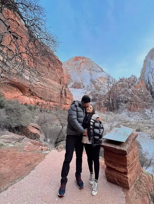 Rayakan momen pergantian tahun sekaligus babymoon di Amerika, Nikita Willy terlihat modis dalam balutan busana musim dingin monokrom. (Instagram/nikitawillyofficial94).