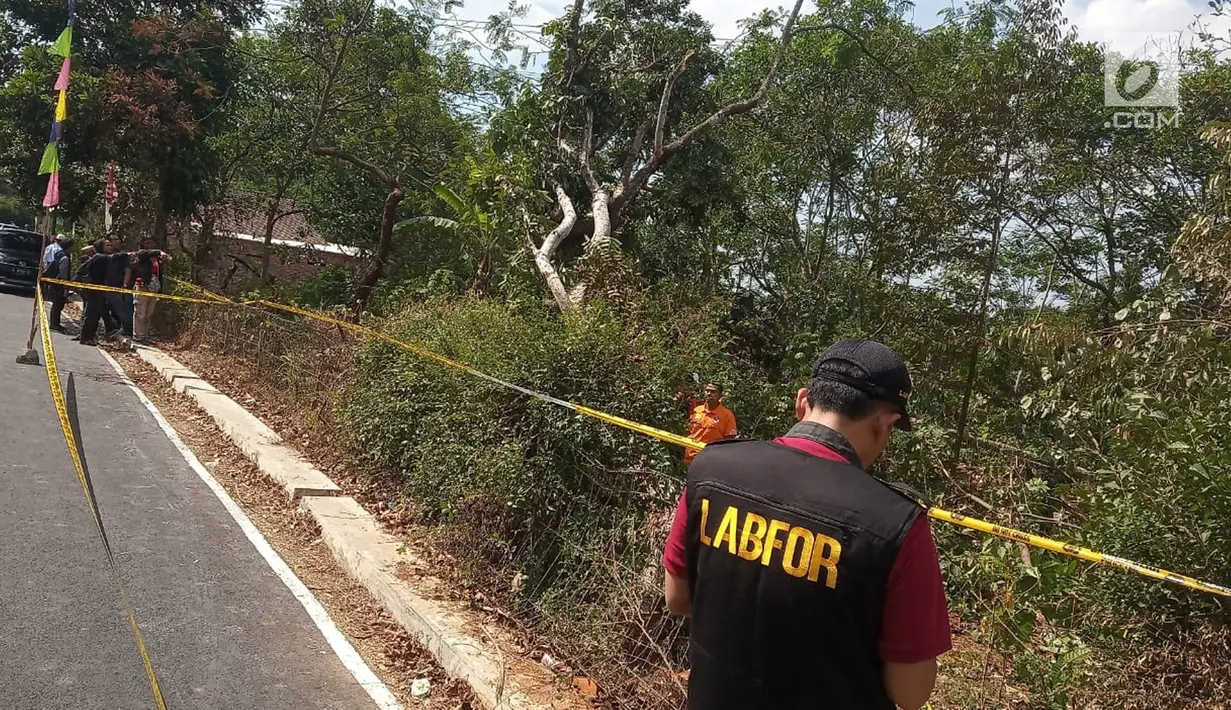 Personel Tim Labfor Mabes Polri Cabang Semarang melakukan olah TKP lokasi tempat terjadinya ledakan oleh pohon sengon, di Desa Malon, Gunungpati, Semarang, Selasa (7/8/2019). Pohon sengon disebut-sebut sebagai biang keladi listrik padam sse-Jabodetabek pada 4 Agustus lalu. (Liputan6.com/Gholib)