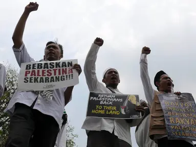 Aksi damai Aqsa Working Group (AWG) di depan Kedutaan Besar Amerika Serikat, Jakarta, Rabu (11/10/2023). Aksi yang diikuti ratusan orang tersebut mengajak kaum muslimin agar bersatu bersama membela Masjid Al Aqsa dan mendukung perjuangan rakyat Palestina. (merdeka.com/Imam Buhori)