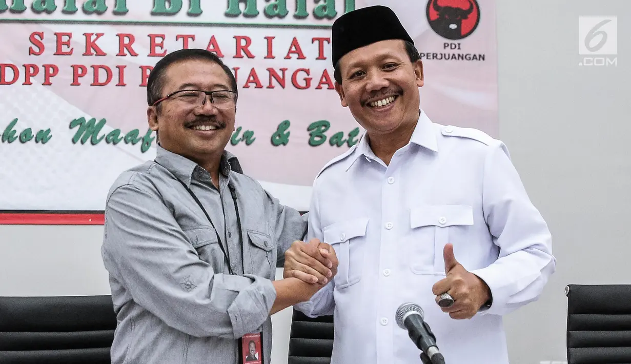 Ketua DPP Bidang Pemenangan Pemilu PDIP Bambang DH ( kedua kanan) menerima kedatangan Sekretaris Daerah Jawa Barat, Iwa Karniwa  di kantor Dewan Pimpinan Pusat (DPP) PDIP di Jalan Diponegoro, Menteng, Jakarta, Jumat (7/7). (Liputan6.com/Faizal Fanani)