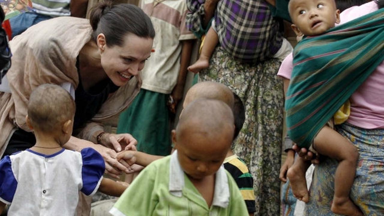 Senyum Angelina Jolie sapa pengungsi etnis Kachin di Myanmar