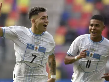 Pemain Uruguay U-20, Anderson Duarte (kiri) melakukan selebrasi setelah mencetak gol ke gawang Gambia U-20 pada laga 16 besar Piala Dunia U-20 di Estadio Unico Madre de Ciudades, Argentina, Jumat (02/06/2023) dini hari WIB. (AP Photo/Nicolas Aguilera)
