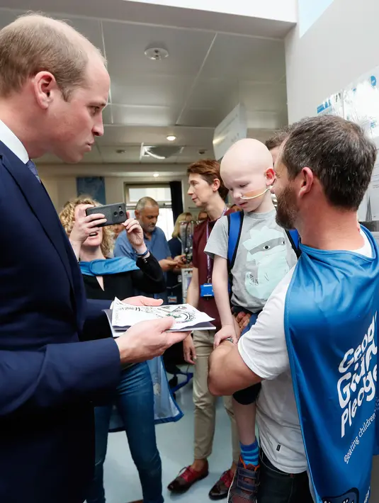 Pangeran William berbincang dengan anak penderita kanker, George Woodall, di rumah sakit Royal Marsden, London, Selasa (16/5). Dalam kunjungannya itu, Pangeran William menghibur sejumlah pasien anak pengidap kanker. (AP Photo/Kirsty Wigglesworth, pool)