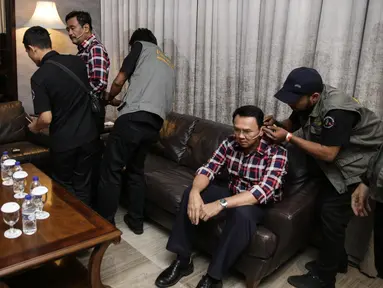 Pasangan calon Gubernur dan Wakil Gubernur DKI Jakarta no 2, Basuki Tjahaja Purnama dan Djarot Saiful Hidayat bersiap dibelakang panggung sebelum debat terakhir Pilgub DKI Jakarta di Hotel Bidakara, Jakarta, Rabu (12/4). (Liputan6.com/Faizal Fanani)