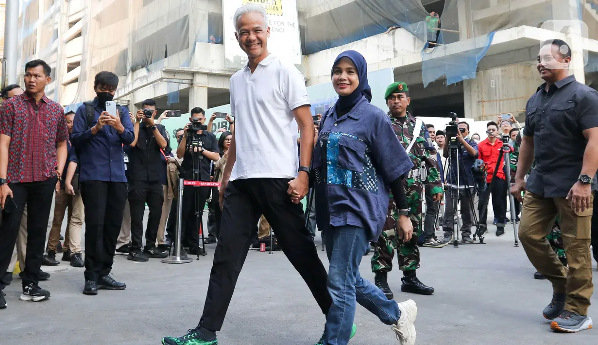 Ganjar yang mengenakan kaus kerah warna putih bergembira dengan bergaya seperti atlet maraton saat menyapa awak media. (Liputan6.com/Herman Zakharia)