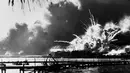 Pesawat tempur jepang saat membombardir kapal USS Shaw di Pearl Harbor, Hawaii, AS 7 Desember 1941. AL Jepang memberangkatkan 6 kapal induk dalam 2 gelombang serangan dalam peristiwa tersebut. (Reuters/U.S Navy)