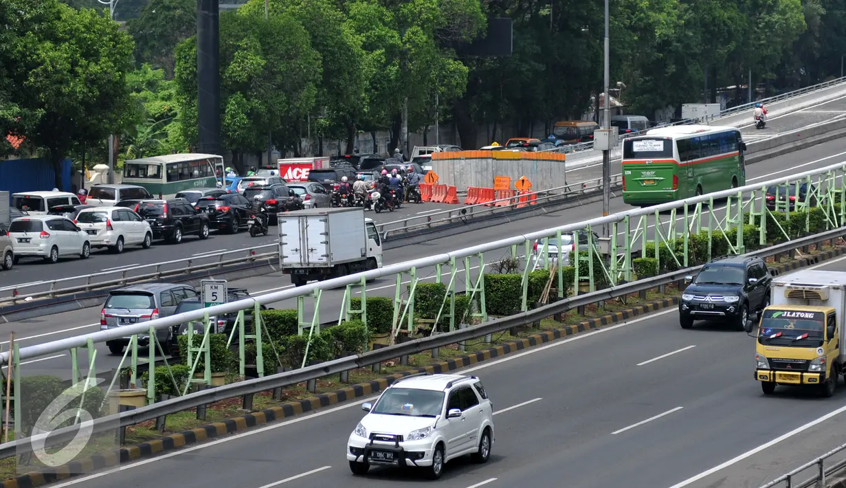 Jalan protokol menuju pusat perkantoran di wilayah Jakarta Pusat dan Jakarta Selatan terpantau lancar usai libur panjang Natal, Jakarta, Senin (28/12). (Liputan6.com/Yoppy Renato)